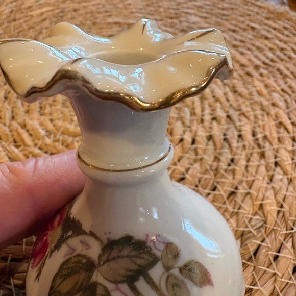 vintage porcelain "Moss Rose" bud vase made in Japan, Gold Trim (1950’s-1960’s) - Picture 6 of 11